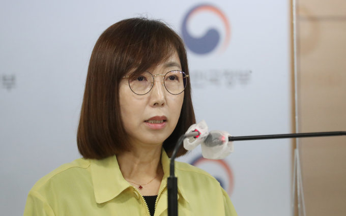 방역당국이 마스크 의무 착용 완화 등 코로나19 방역 지침에 대해 조속히 발표할 계획이다. 백경란 질병관리청장이 지난달 31일 서울 종로구 세종대로 정부서울청사에서 열린 코로나19 중앙재난안전대책본부 정례브리핑에서 동절기 대비 코로나19 예방접종 관련 브리핑을 하고 있다./사진=뉴스1
