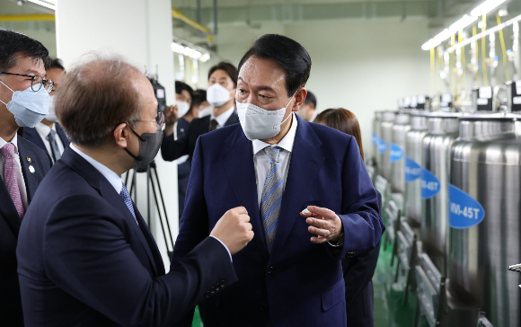 윤석열 대통령이 지난 5월26일 충북 청주 국립보건연구원 바이오뱅크(국립중앙인체자원은행)를 방문해 혈액, 세포, DNA 등을 보관하는 액체질소냉동고를 살펴보고 있다./사진=대통령실