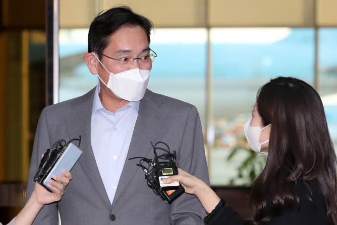 북중미·유럽 출장을 마친 이재용 삼성전자 부회장이 21일 오후 서울 강서구 서울김포비즈니스항공센터를 통해 귀국하며 취재진 질문에 답하고 있다. / 사진=뉴시스 조성우 기자