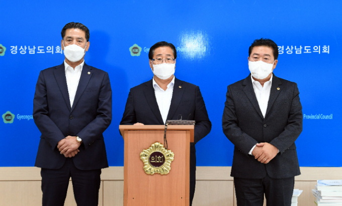 국민의힘 전기풍(거제2)·이영수(양산2)·허용복(양산6) 도의원이 박완수 경남지사의 '부울경 특별연합' 탈퇴 발표에 대한 비판 기자회견을 열고 있다./사진=경남도의회 제공 