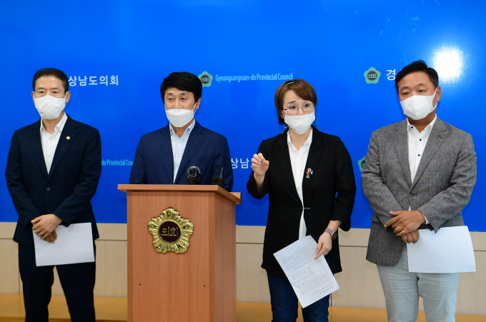 더불어민주당 소속 한상현 경남도의원을 비롯한  4명의 의원들이 22일 도의회 프레스센터에서 박완수 경남지사의 특별연합 탈퇴를 규탄하는 기자회견을 열고 있다./사진=민주당 경남도당 제공