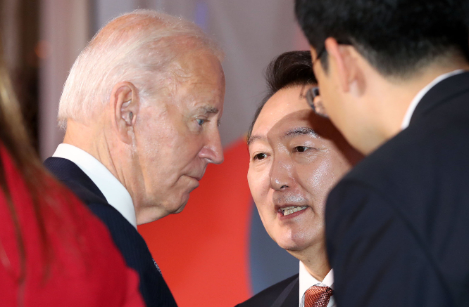 윤석열 대통령이 조 바이든 미국 대통령과의 만남이 정식 회담이 아닌 환담 형식으로 끝난 것에 대한 지적이 나오자 대통령실은 "시간적 여유로 양국 정상이 그동안 진행한 논의를 '확인'하는 일종의 플랜B"라고 밝혔다. 사진은 윤 대통령이 지난 21일(현지시각) 미국 뉴욕에서 열린 글로벌펀드 제7차 재정공약회의를 마친 후 바이든 대통령과 대화하고 있는 모습./사진=뉴시스