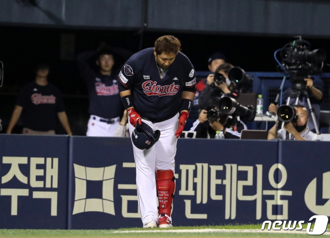 [사진] 1루 LG 응원석을 향해 인사하는 이대호