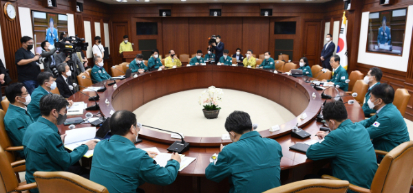 신종 코로나바이러스 감염증(코로나19) 신규 확진자가 23일 0시 기준 신규확진자는 2만9108명으로 사진은 23일 한덕수 국무총리가 서울 종로구 정부서울청사에서 열린 코로나19 중앙재난안전대책본부(중대본) 회의에 참석해 모두발언을 하고 있는 모습. /사진=뉴스1(공동취재단)