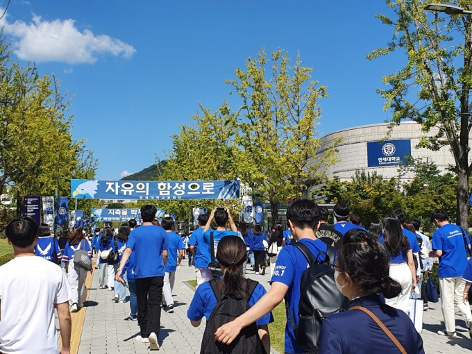 오는 25일은 전국이 맑고 선선한 하루가 예상된다. 사진은 24일 연세대 신촌 캠퍼스에서 진행 중인 연세대 축제 '아카라카를 온누리에'에 학생들이 참여하는 모습. /사진=뉴스1