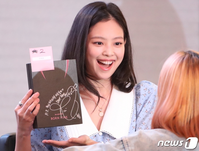 [사진] 블랙 핑크 제니, 팬바라기 만들게 하는 미소
