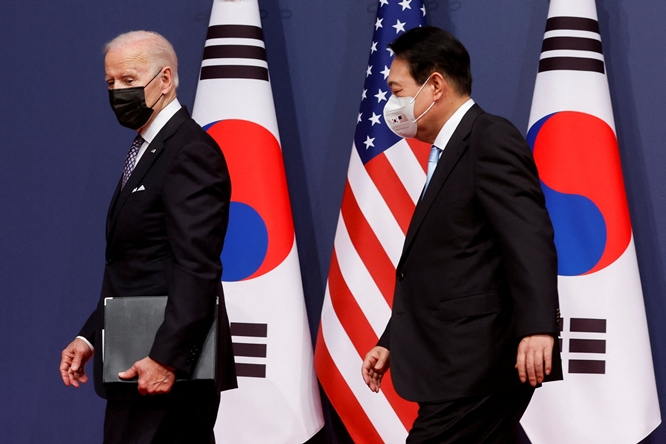 존-닐슨 라이트 영국 케임브리지대학 교수는 머니S와 인터뷰에서 중국이 칩4를 빌미로 한국에 보복할 가능성은 적다고 전망했다. 사진은 지난 5월21일(한국시각) 방한한 조 바이든 미국 대통령(왼쪽)과 윤석열 대통령이 기자회견 직후 이동하는 모습. /사진=로이터