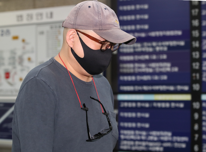 촬영 스태프 등에게 욕설과 폭행을 일삼고 흉기 위협한 혐의 등으로 기소된 유명 셰프 정창욱씨(42)가 징역형을 선고한 1심 판결에 불복해 항소했다. 사진은 지난 21일 폭행과 협박 혐의 등으로 재판에 넘겨진 정씨가 1심 선고공판을 위해 서울 서초구 서울중앙지법에 출석하는 모습. /사진=뉴스1