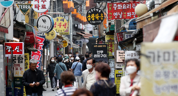 금융위원회가 소상공인 대출 원리금 상환 부담을 완화하기 위해 만기연장, 원금감면 등 금융지원을 강화할 계획이다. 사진은 서울 종로구 세종마을음식문화거리에 시민들이 이동하는 모습./사진=뉴스1