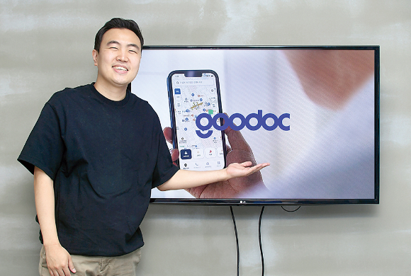 2012년 설립된 굿닥이 창립 10년째인 2022년 비대면 진료 대표 플랫폼으로 올라섰다. 임직석 굿닥 대표가 굿닥 사옥에서 포즈를 취하고 있다./사진=장동규 기자