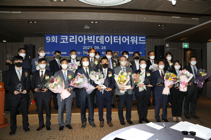  NH투자증권은 지난 28일 서울 중구 충무로 스테이락에서 진행된 제 9회 코리아빅데이터어워드에서 금융부문 대상인 '과학기술정보통신부 장관상'을 수상했다./사진=NH투자증권