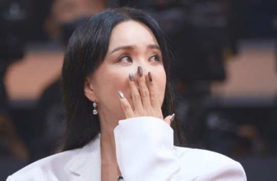 가수 겸 배우 엄정화가 갑상선암 투병으로 힘든 시간을 보냈던 과거에 대해 전한다. /사진=JTBC 제공