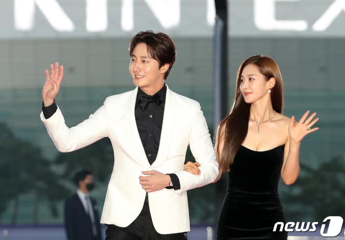 [사진] 정일우·유리, 팔짱끼고 로맨틱한 입장