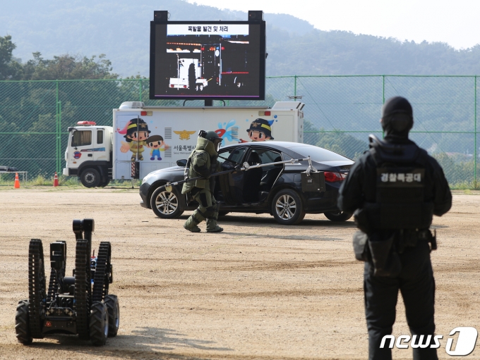 29일 오후 서울 서초구 경찰특공대에서 드론이 폭발물을 탑재한 상황을 가정한 대테러 관계기관 합동 훈련이 진행되고 있다.  2022.9.29/뉴스1 ⓒ News1 신웅수 기자
