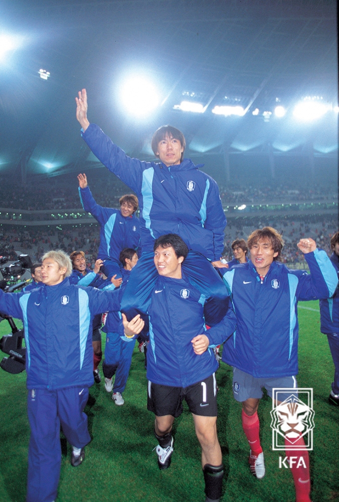 홍명보(가운데)와 황선홍(뒤)(대한축구협회 제공)