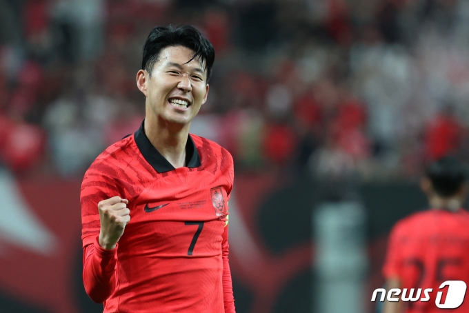 손흥민이 27일 오후 서울 마포구 상암동 서울월드컵경기장에서 열린 축구 국가대표 평가전 대한민국과 카메룬의 경기에서 선제골을 성공시킨 뒤 세리머니를 하고 있다. 2022.9.27/뉴스1 ⓒ News1 이광호 기자