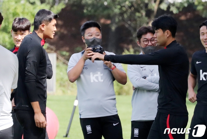 대한민국 축구대표팀 손흥민과 김민재가 25일 오전 경기 파주 국가대표 트레이닝센터(NFC)에서 훈련을 앞두고 대화를 나누고 있다. 대한민국 축구대표팀은 27일 서울월드컵경기장에서 카메룬을 상대로 평가전을 치룬다. 2022.9.25/뉴스1 ⓒ News1 박세연 기자