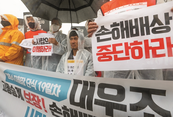 정치권의 '노란봉투법' 제정 움직임에 산업계가 난색을 표한다. 사진은 지난달 5일 서울 여의도 국회 앞에서 열린 대우조선 하청노동자 고용승계 보장 시민사회단체 기자회견. /사진=뉴스1