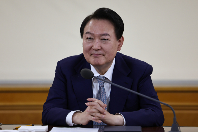 윤석열 대통령이 30일 서울 중구 명동 국제금융센터에서 열린 제3차 거시금융상황점검회의에서 미소짓고 있다./사진=대통령실 제공, 뉴스1 