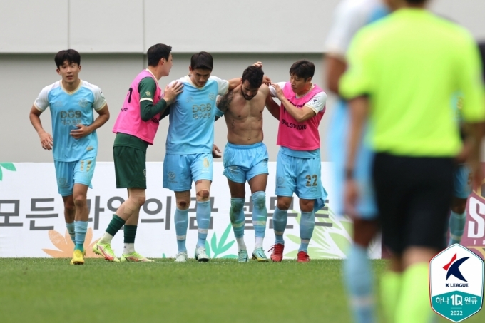 상의 탈의 세리머니를 한 세징야 (한국프로축구연맹 제공)