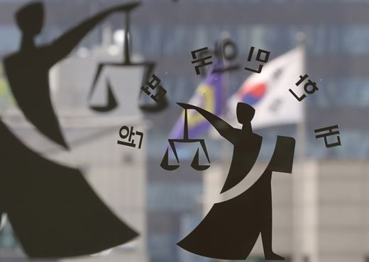 서울북부지법 형사4단독 이종광 부장판사는 사기, 전자금융거래법위반, 전기통신사업법위반 등 혐의로 기소된 A씨에게 징역 2년을 선고했다. /사진=뉴시스