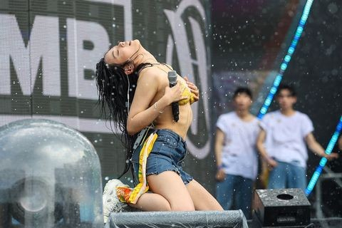 가수 비비는 지난 1일 방송된 JTBC 예능 프로그램 '아는 형님'에 출연했다. /사진=워터밤페스티벌 인스타그램