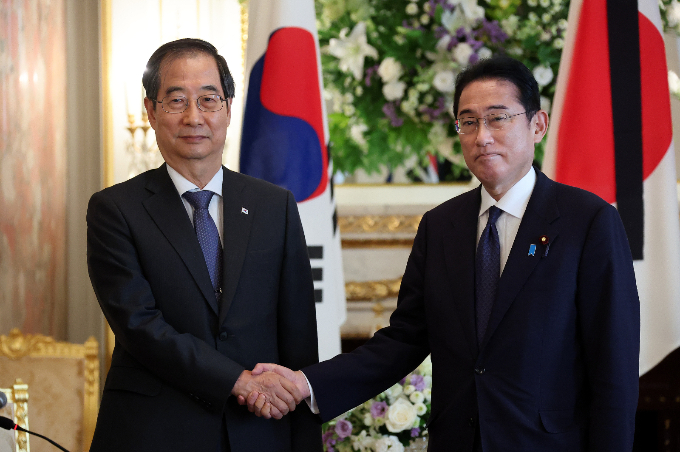 한덕수 국무총리(왼쪽)가 지난 9월 28일 일본 도쿄 아카사카 영빈관에서 기시다 총리와 면담에 앞서 악수를 나누고 있다./사진=뉴스1