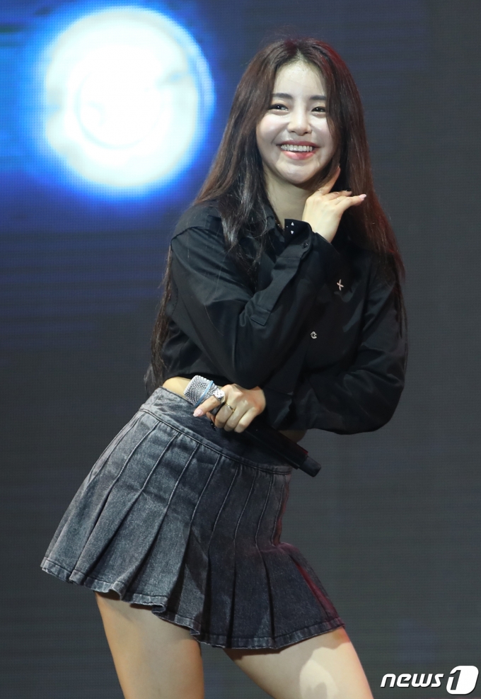 [사진] 유정, 사랑스러운 '꼬북좌'