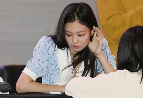 연예기자 출신 유튜버 이진호가 "그룹 블랙핑크 제니의 사진을 유출한 해킹범을 잡기 어려울 것"이라고 예측했다. 사진은 지난달 25일 서울 여의도 IFC몰에서 가진 정규 2집 앨범 '본 핑크'(BORN PINK) 발매 기념 팬사인회에 참석한  걸그룹 블랙핑크(BLACKPINK) 제니. /사진=뉴스1