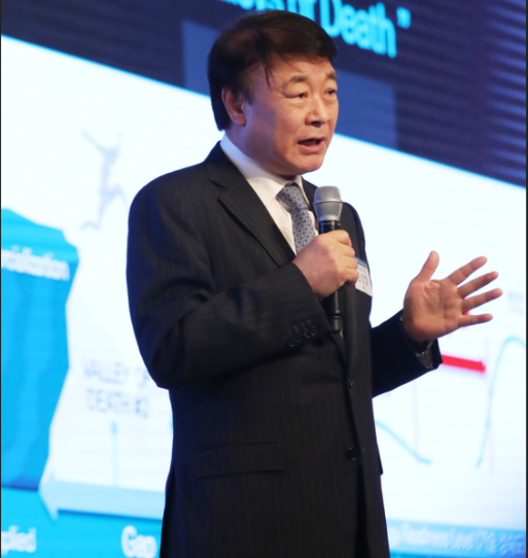  '한컴 토큰'으로 불리는 '아로와나 토큰' 시세 조작 의혹 관련 국정감사가 6일 진행되는 가운데 한컴 토큰이 시작된 배경을 둘러싸고 여러 의혹이 제기된다. 사진은 김 회장이 2018년 서울 종로구 포시즌스호텔에서 열린 '한컴 신사업 전략발표 기자간담회'에 나선 모습. /사진=뉴스1 
