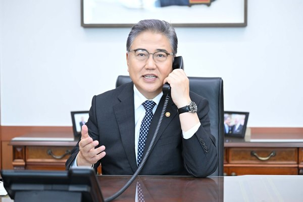 박진 외교부 장관이 4일 안토니 블링컨 미국 국무부 장관에 이어 하야시 요시마사 일본 외무대신과 통화해 북한의 중거리 탄도미사일(IRBM) 발사와 관련, 대응 방안을 논의했다. 사진은 지난 14일 라파엘 그로시 국제원자력기구(IAEA) 사무총장과 통화하는 박 장관. /사진=(외교부 제공)