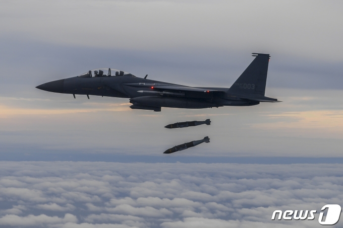 4일 북한의 중거리탄도미사일 도발에 대응하기 위해 한미 연합 공격편대군 비행 및 정밀폭격 훈련이 실시됐다. 우리 공군 F-15K가 합동직격탄 발사 훈련을 하고 있다.(합동참모본부 제공) 2022.10.4/뉴스1 ⓒ News1 민경석 기자