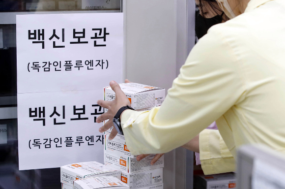 최근 영유아 독감 의심환자가 빠르게 증가하고 있는 것으로 나타났다. 지난 9월20일 광주 북구보건소 접종실에서 감염병예방팀 직원들이 의료기관에 추가 공급할 백신의 수량을 확인하고 있다./사진=뉴스1