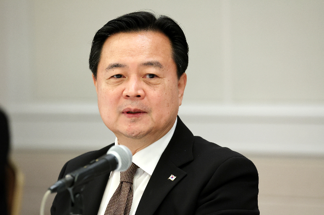 한·미·일 3국 외교 차관이 지난 4일 유선 통화를 해 북한의 중거리 탄도미사일 발사 관련 논의를 했다고 밝혔다. 사진은 지난달 28일 조현동 외교부 제1차관이 일본 도쿄 제국호텔에서 기시다 후미오 일본 총리 면담 결과를 브리핑하는 모습. /사진=뉴스1