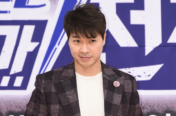 검찰 대질 조사 중 부친에게 폭행당해 병원으로 옮겨진 방송인 박수홍의 과거 사주풀이가 주목받고 있다. 사진은 지난 2016년 서울 목동 SBS신사옥에서 열린 '씬스틸러-드라마전쟁'(연출 황인영) 제작발표회에 참석한 박수홍. /사진=뉴스1