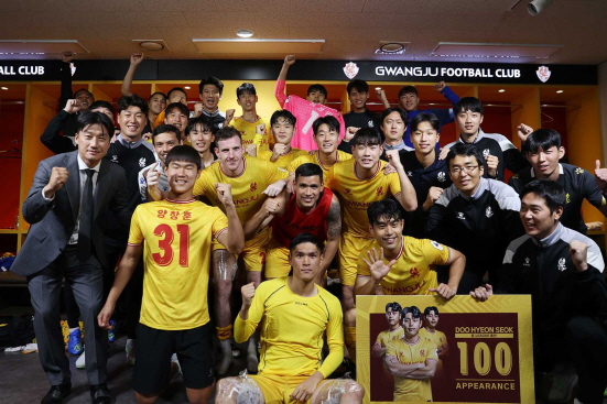 지난 9월26일 K리그2 41라운드 안산전 승리후 광주FC 선수단이 승리의 화이팅을 외치고 있다./사진=한국프로축구연맹