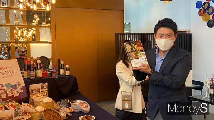 사회자가 홍콩 간편식 컬래버 상품을 소개하고 있다./사진=연희진 기자