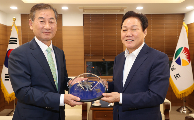 지난 4일 박완수 경남지사(오른쪽)와  강구영 KAI 사장이 도지사 접견실에서 항공우주산업 발전방안 등을 논의한 후 기념촬영을 하고 있다./사진=경남도 제공