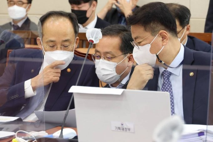 추경호(왼쪽) 부총리 겸 기획재정부 장관과 방기선 기획재정부 1차관이 전날(5일) 서울 여의도 국회 기획재정위원회에서 열린 기획재정부(조세정책) 국정감사에서 자료를 살펴보고 있다./사진=뉴시스