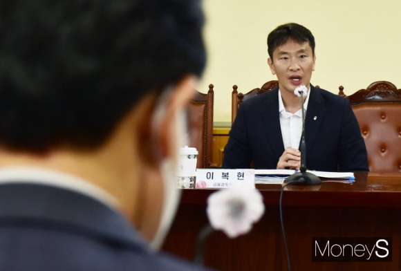 이복현 금융감독원장이 5일 서울 중구 명동1가 은행회관에서 열린 '금융감독원 업무혁신 로드맵 금융업계 간담회'에서 발언을 하고 있다./사진=임한별 기자
