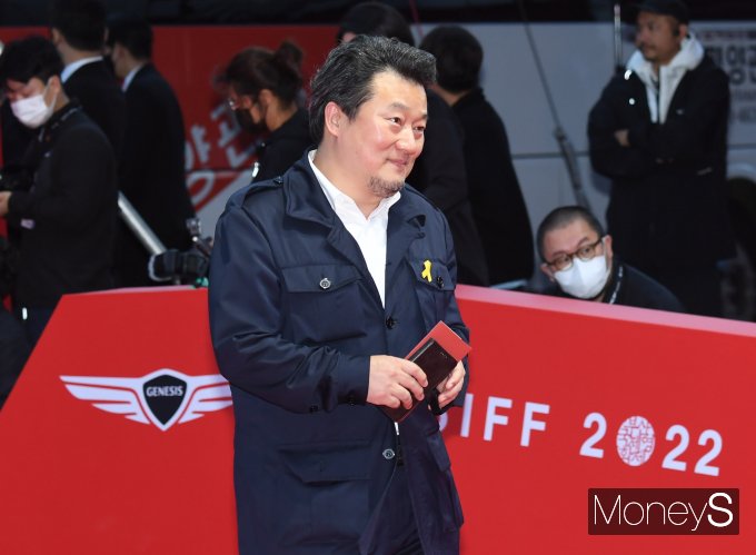 [머니S포토] 부국제 레드카펫 참석하는 이상호 기자