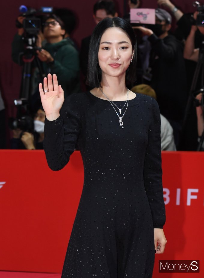 [머니S포토] 전여빈, 올블랙 드레스 자태(부산국제영화제)