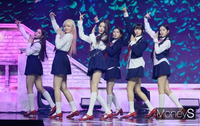 그룹 아이브가 경북대학교 축제 출연 취소를 두고 논란에 휩싸인 가운데 섭외를 맡았던 에이전시가 사과했다. 사진은 지난 4월5일 오후 서울 용산구 한남동 블루스퀘어에서 열린 두 번째 싱글 '러브 다이브'(LOVE DIVE) 발매 기념 쇼케이스에 참석한 아이브. /사진=장동규 기자 