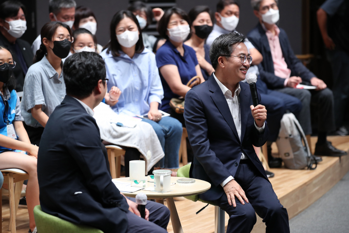 김동연 경기도지사가 7월 15일 경기도청 대강당에서 ‘기회수도 경기’를 주제로 맞손토크를 하고 있다. / 사진제공=경기도