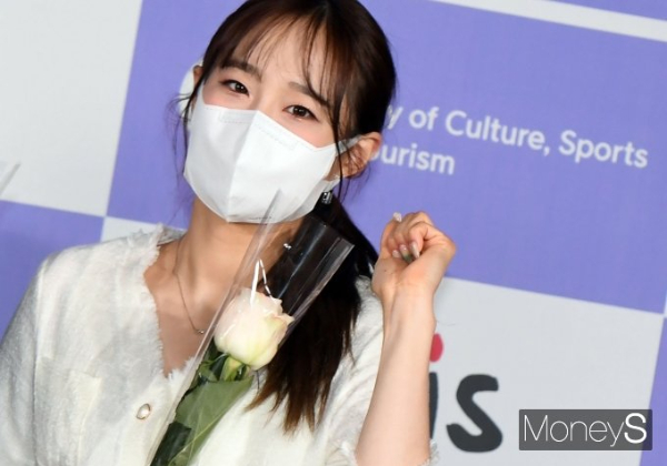 그룹 이달의 소녀 멤버 츄가 음식을 억지로 먹고 토한다고 말해 팬들의 걱정이 잇따르자 입장을 밝혔다. 사진은 지난해 5월10일 서울 종로구 소격동 국립현대미술관 서울관에서 열린 '2021 해외문화 홍보대사 위촉식'에서 기념촬영하는 츄. /사진=장동규 기자
