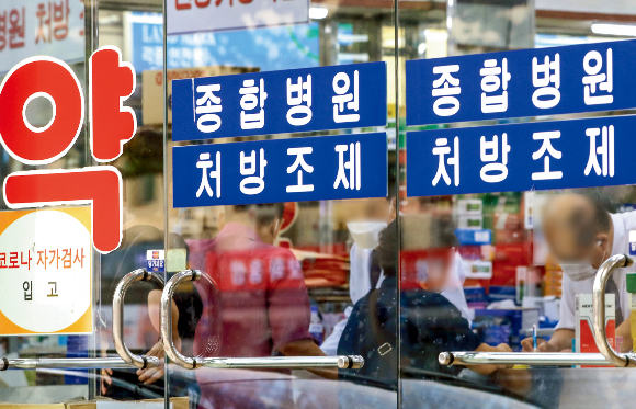 올 상반기부터 이어진 고물가 영향으로 제약업계의 일반의약품 가격 인상이 이어지고 있다. 사진은 지난 8월17일 서울 시내 약국 모습./사진=뉴스1