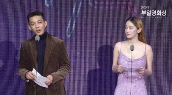 배우 유아인과 전종서가 지난 6일 제31회 부일영화상에서 남녀주연상 시상자로 오른 가운데 전종서를 향한 유아인의 각별한 후배 사랑이 이목을 끌었다. 사진은 이날 부산 해운대구 시그니엘 부산 그랜드볼룸에서 개최된 제31회 부일영화상에서 사회를 보고 있는 유아인(왼쪽)과 전종서. /사진=스타뉴스(2022 부일영화상 라이브 캡처)
