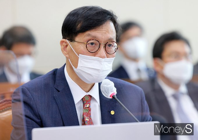이창용 한국은행 총재가 7일 서울 여의도 국회에서 열린 기획재정위원회의 한국은행에 대한 국정감사에서 의원들의 질의에 답하고 있다./사진=임한별 기자