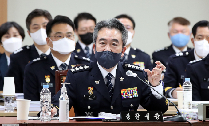 윤희근 경찰청장이 중고 거래 플랫폼을 통한 사기 사건에 대해 피해자뿐만 아니라 운영사도 직접 신고할 수 있게 허용해야 한다는 주장에 동의했다. 사진은 7일 오전 서울 서대문구 경찰청에서 열린 국회 행정안전위원회 국정감사에 참석한 윤 청장의 모습. /사진=뉴스1