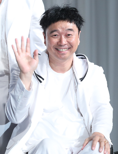 사진은 강원래가 지난 2017년 6월29일 오후 서울 서초구 더리버사이드호텔에서 열린 데뷔 20주년 기념 기자간담회에 참석해 포즈를 취하고 있는 모습./사진=뉴스1